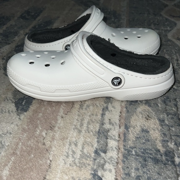Crocs Classic Fuzz-Lined Clog - Picture 6 of 9